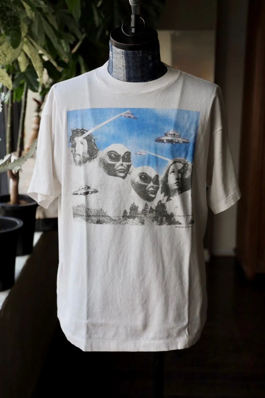 SAINT Mxxxxxx × Sean Wotherspoon SW_SS TEE/KIKI/WHT Alien Crisis/Alien President Mountain TEE Off-White S-XL Super Handsome Co-branded Alien Print Design Correct Version Customized SW Co-branded Accessories Cylindrical Seamless High Weight Fabric Enzyme Heavy Wash Water Distress Handmade Garment Graffiti Splashing Ink